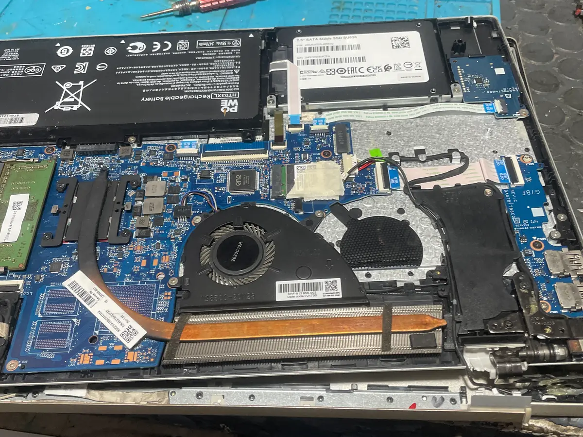 Reparación de bisagra dañada de laptop en Cise Laptop Oaxaca