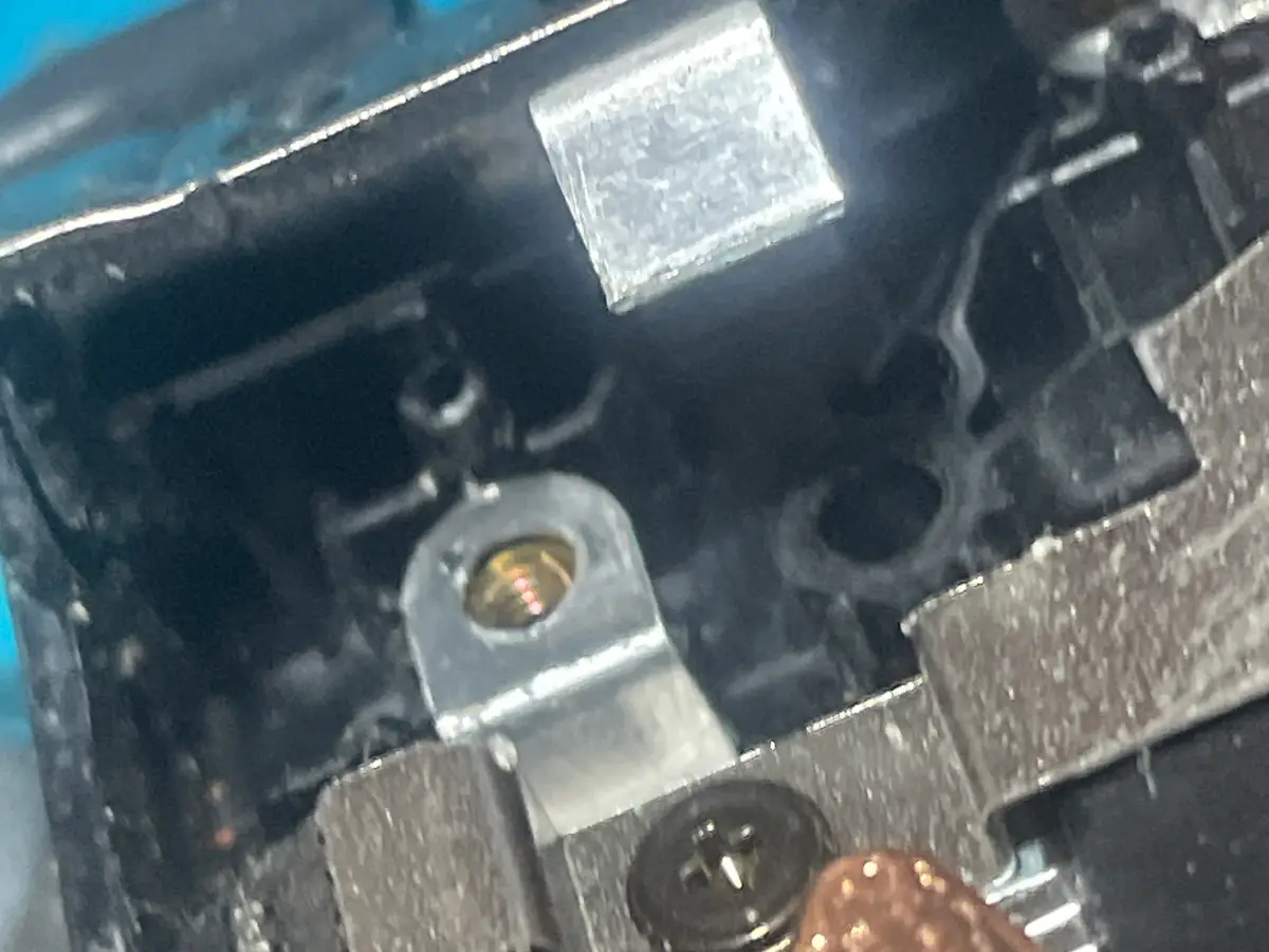 Reparación de bisagra dañada de laptop en Cise Laptop Oaxaca