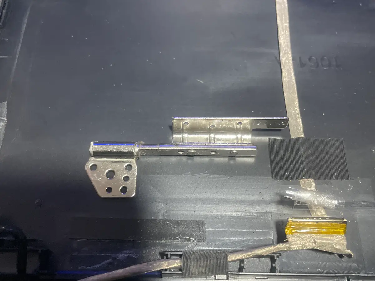 Reparación de bisagra dañada de laptop en Cise Laptop Oaxaca