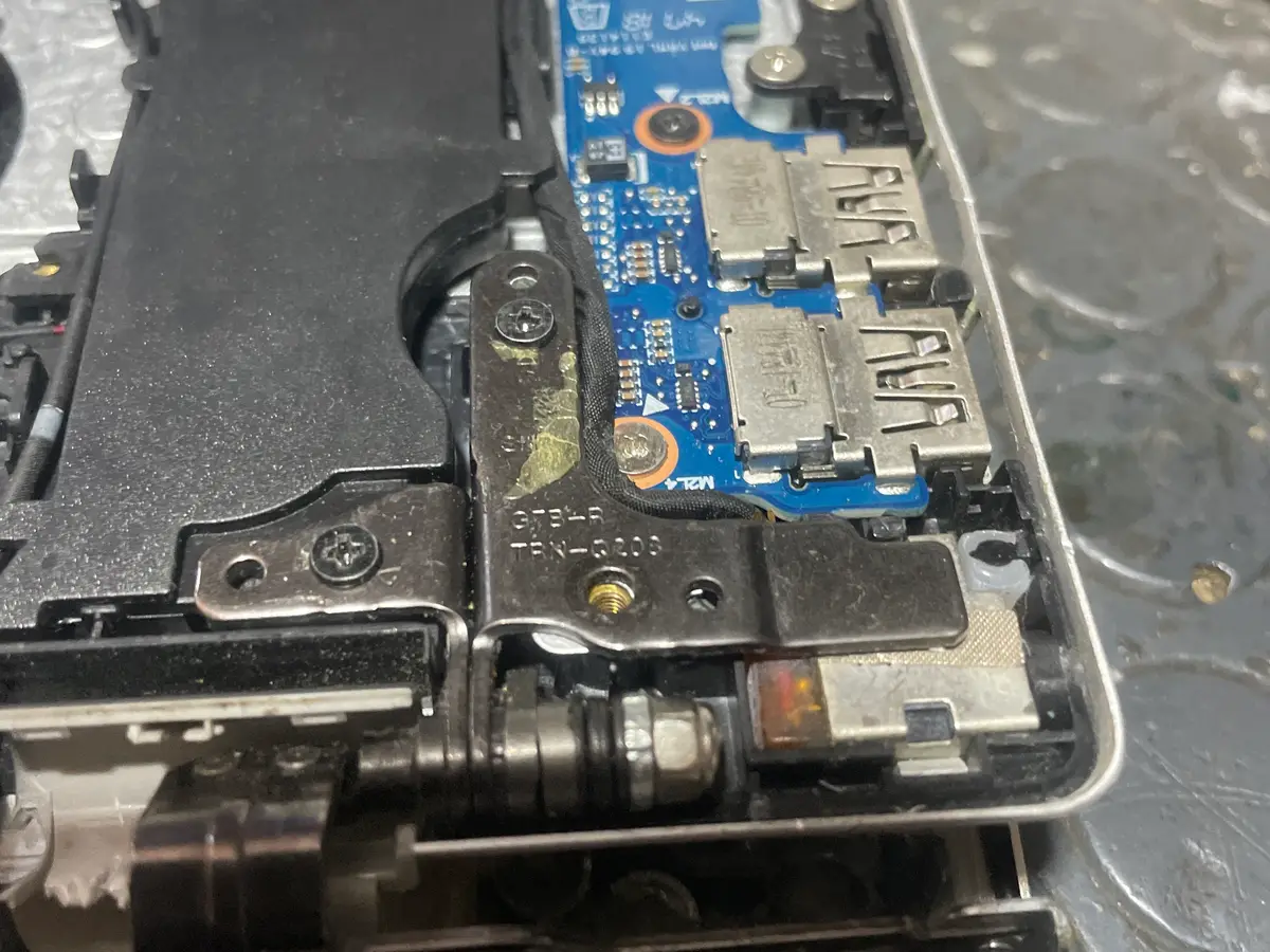 Bisagra de laptop rota en Oaxaca — reparación