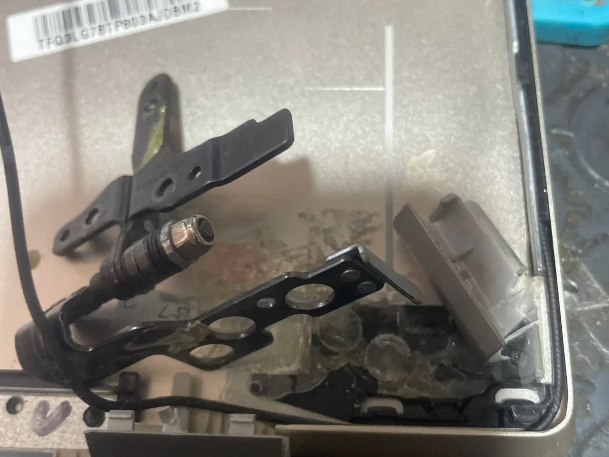 Reparación de bisagra dañada de laptop en Cise Laptop Oaxaca