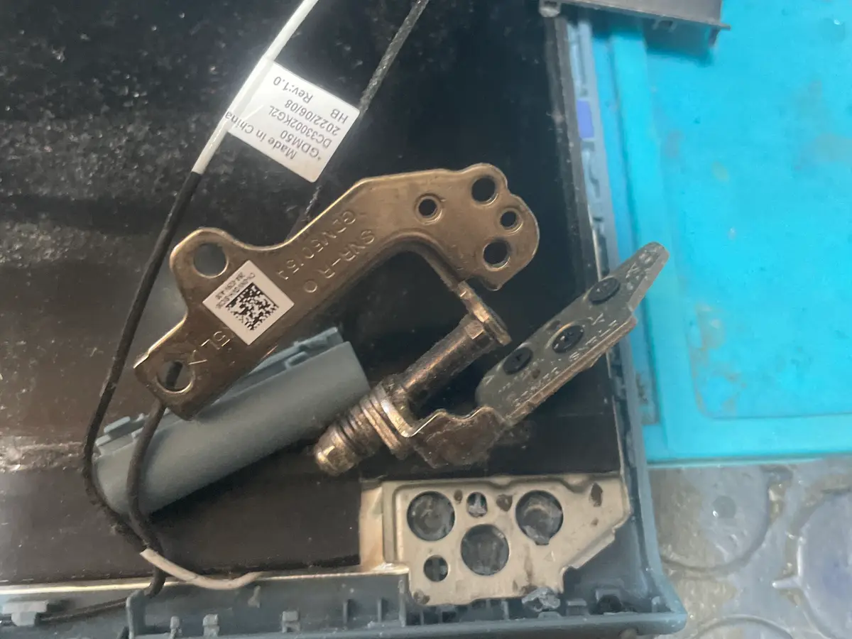 Reparación de bisagra dañada de laptop en Cise Laptop Oaxaca