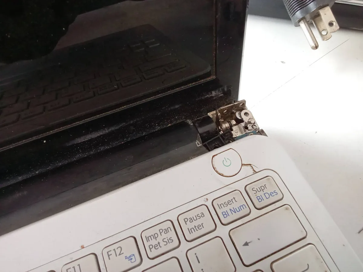 Epson bisagra y carcasa — Reparación en Oaxaca | Ciselaptop
