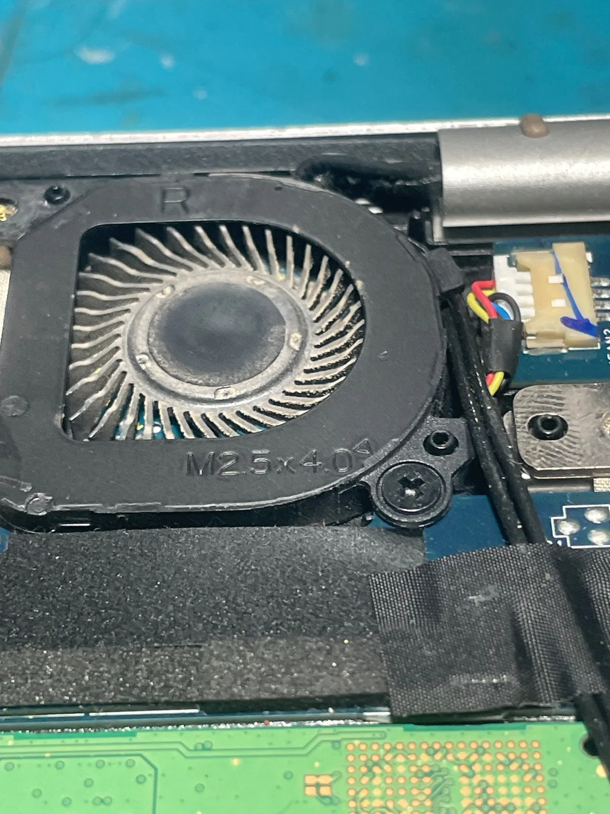 HP 13-d00 — cambio de pasta térmica