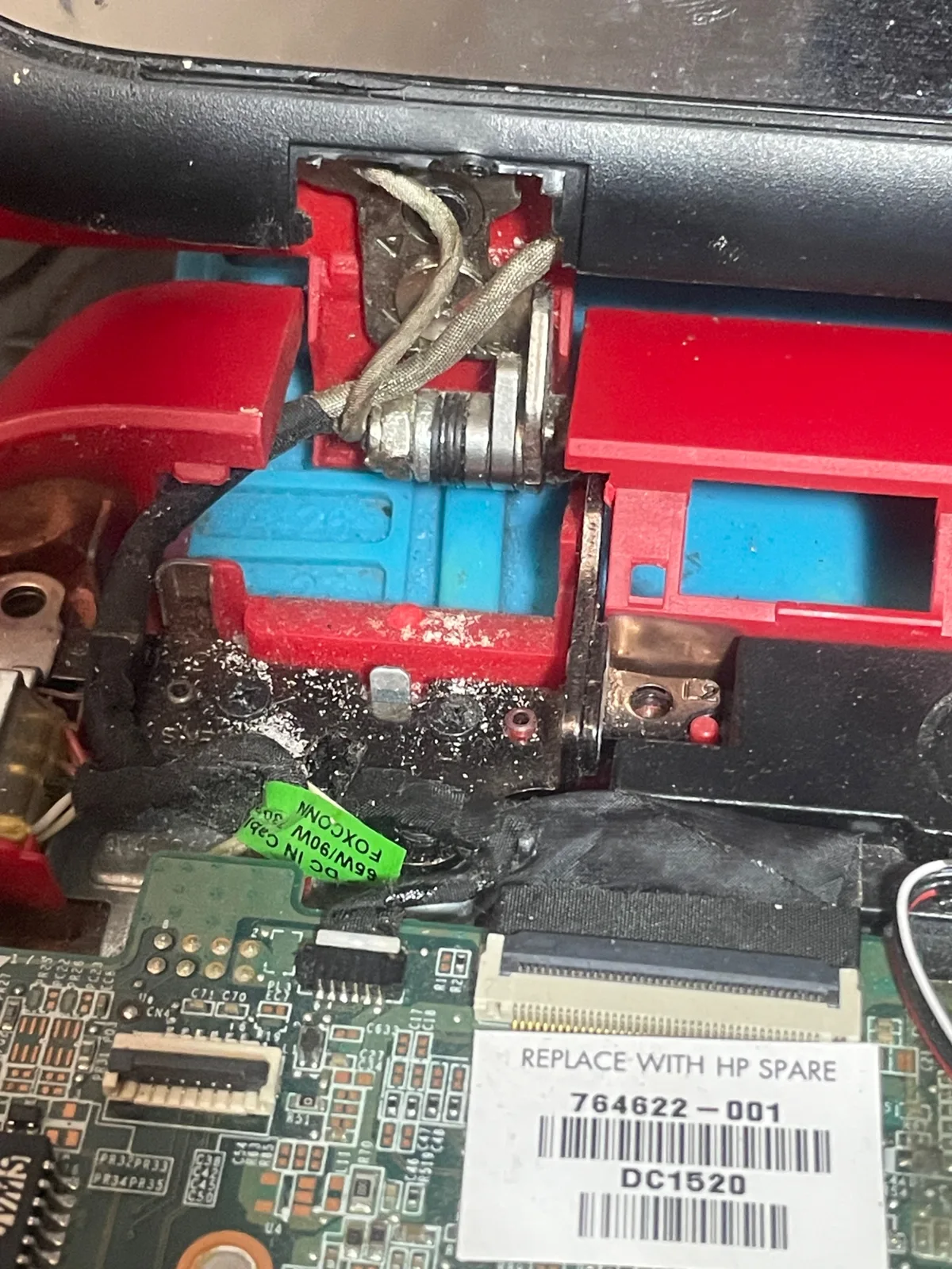 HP 15-P20 — Detalle de la bisagra dañada — Ciselaptop Oaxaca