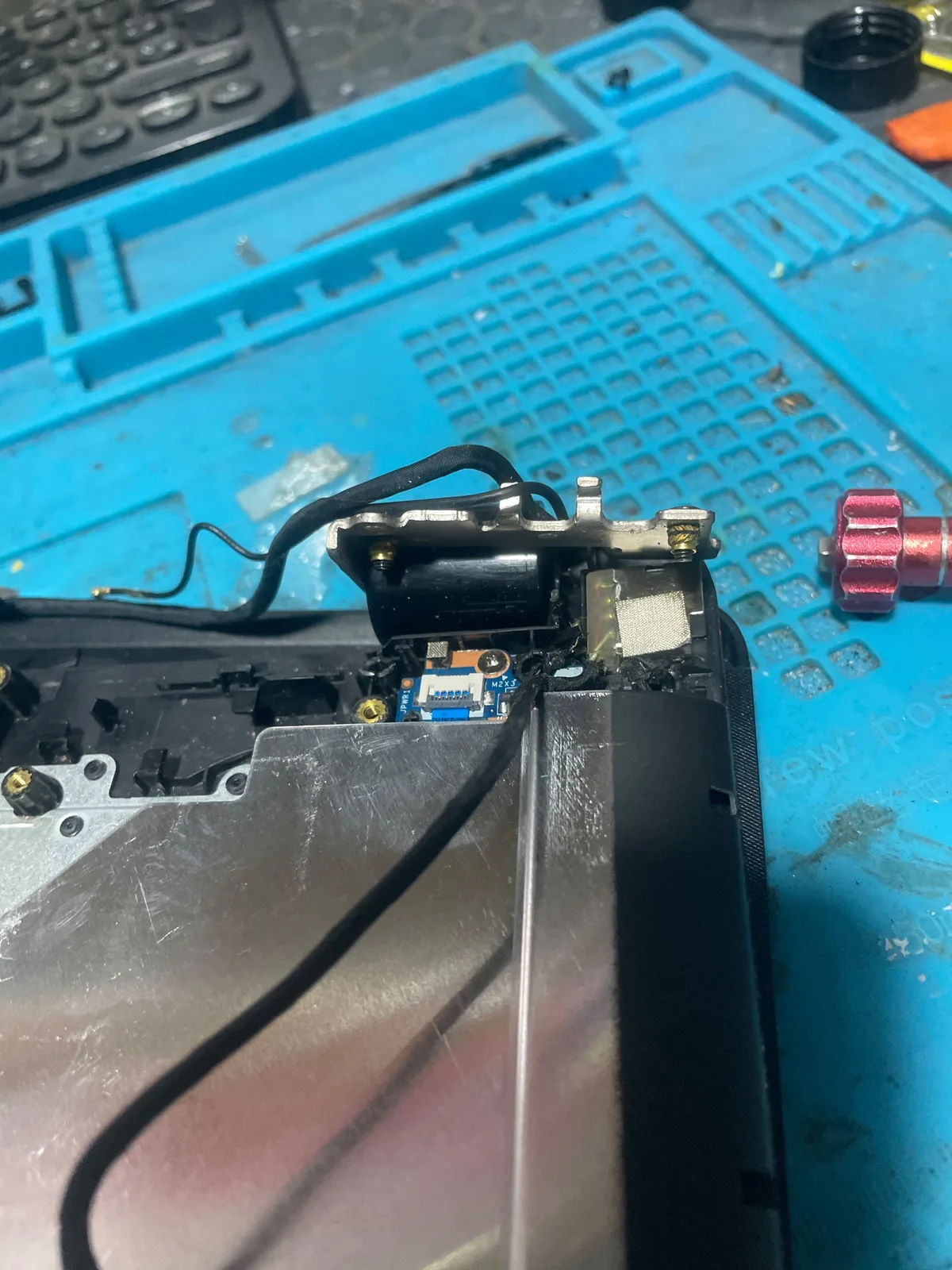 HP laptop — bisagra pantalla dañada