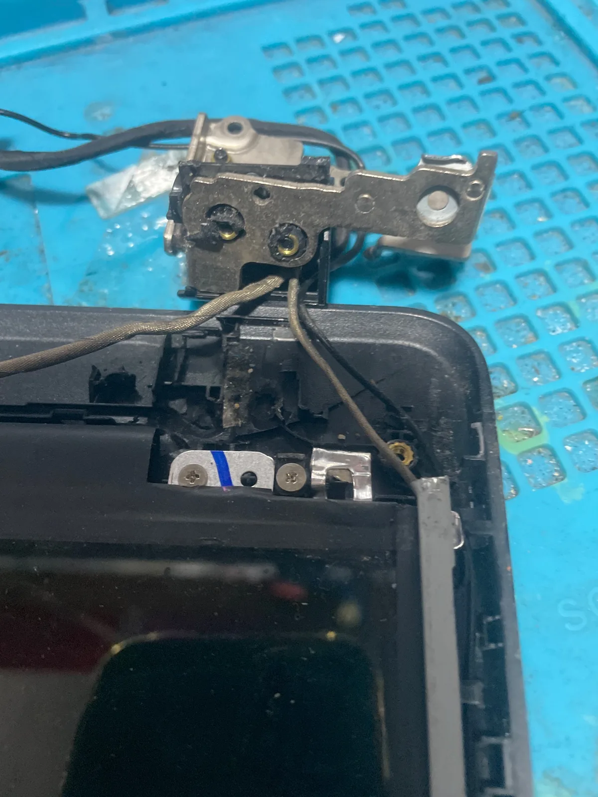 HP laptop — base del jack abierta