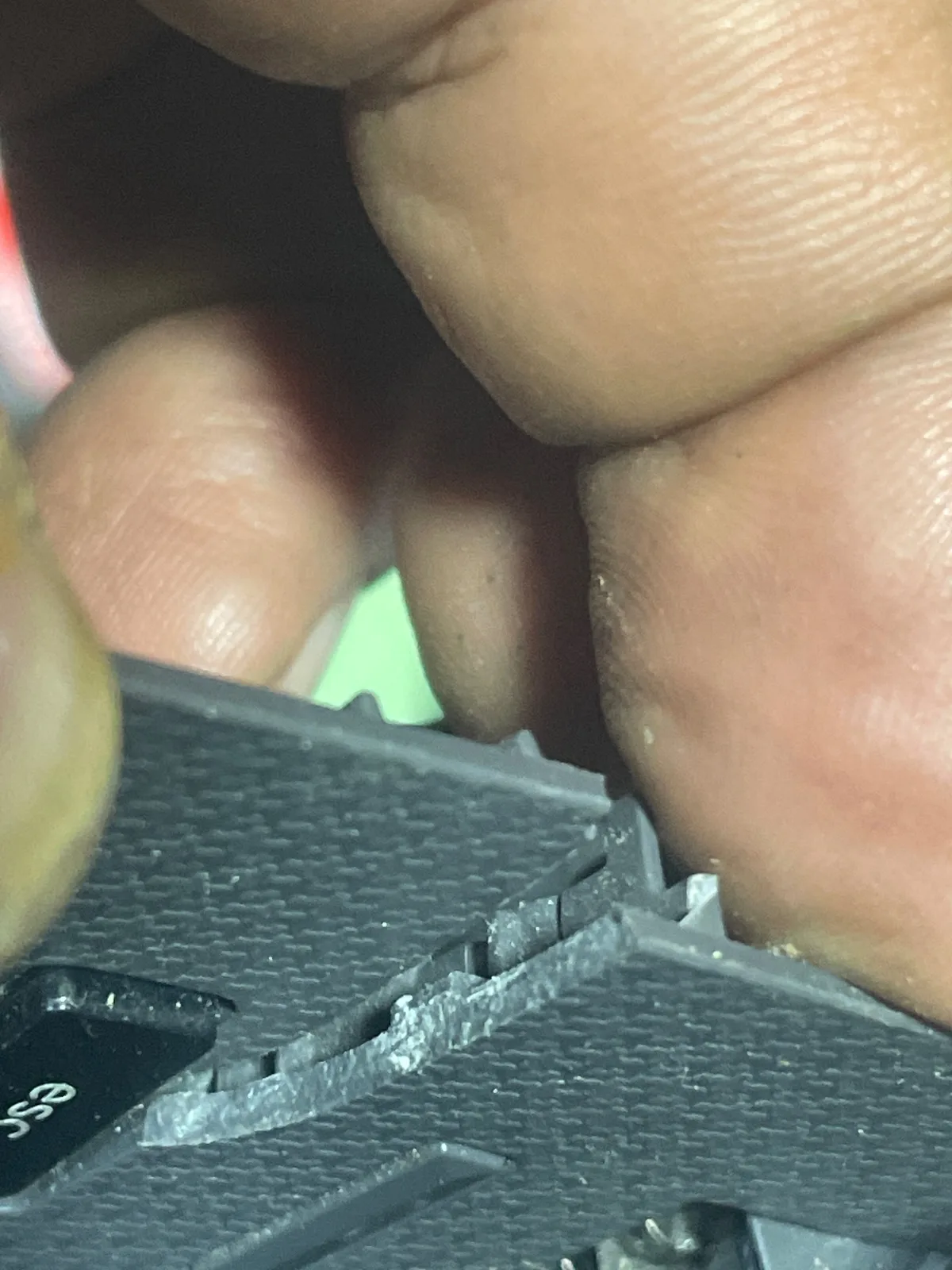 Reparación de bisagra laptop HP — Ciselaptop Oaxaca