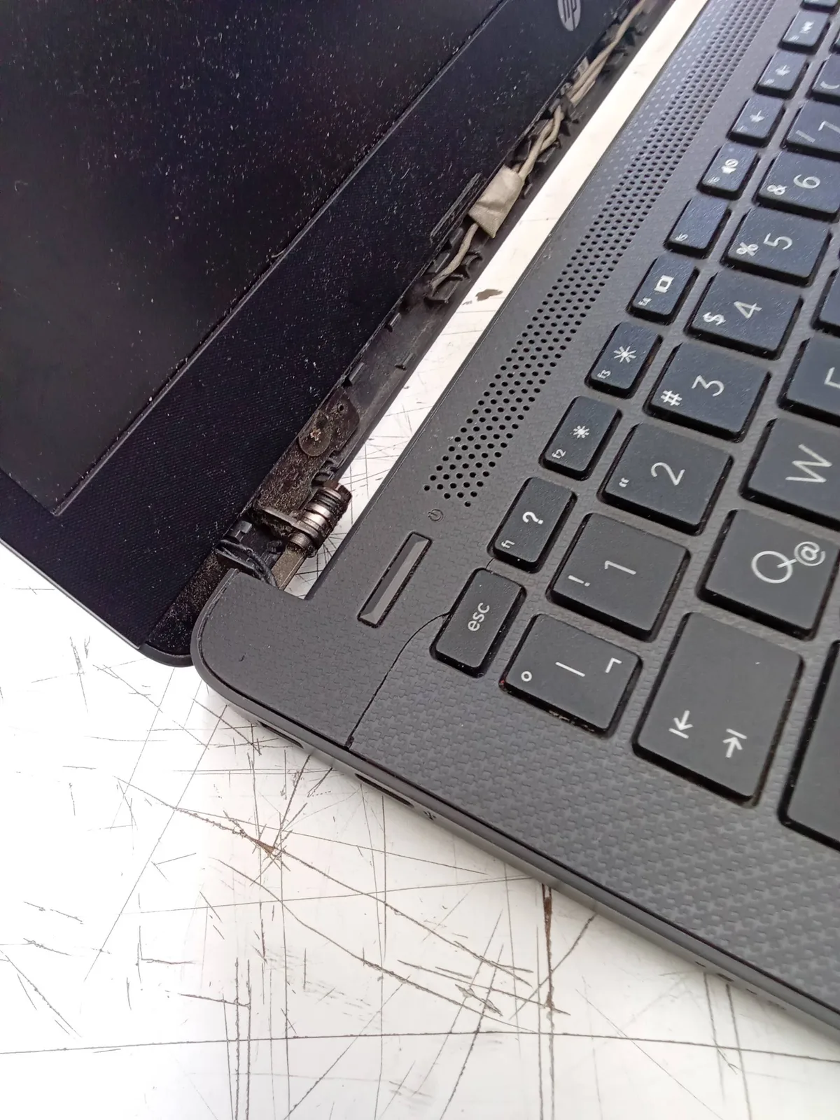 Laptop HP con ventilador en error y bisagra dañada — Ciselaptop Oaxaca