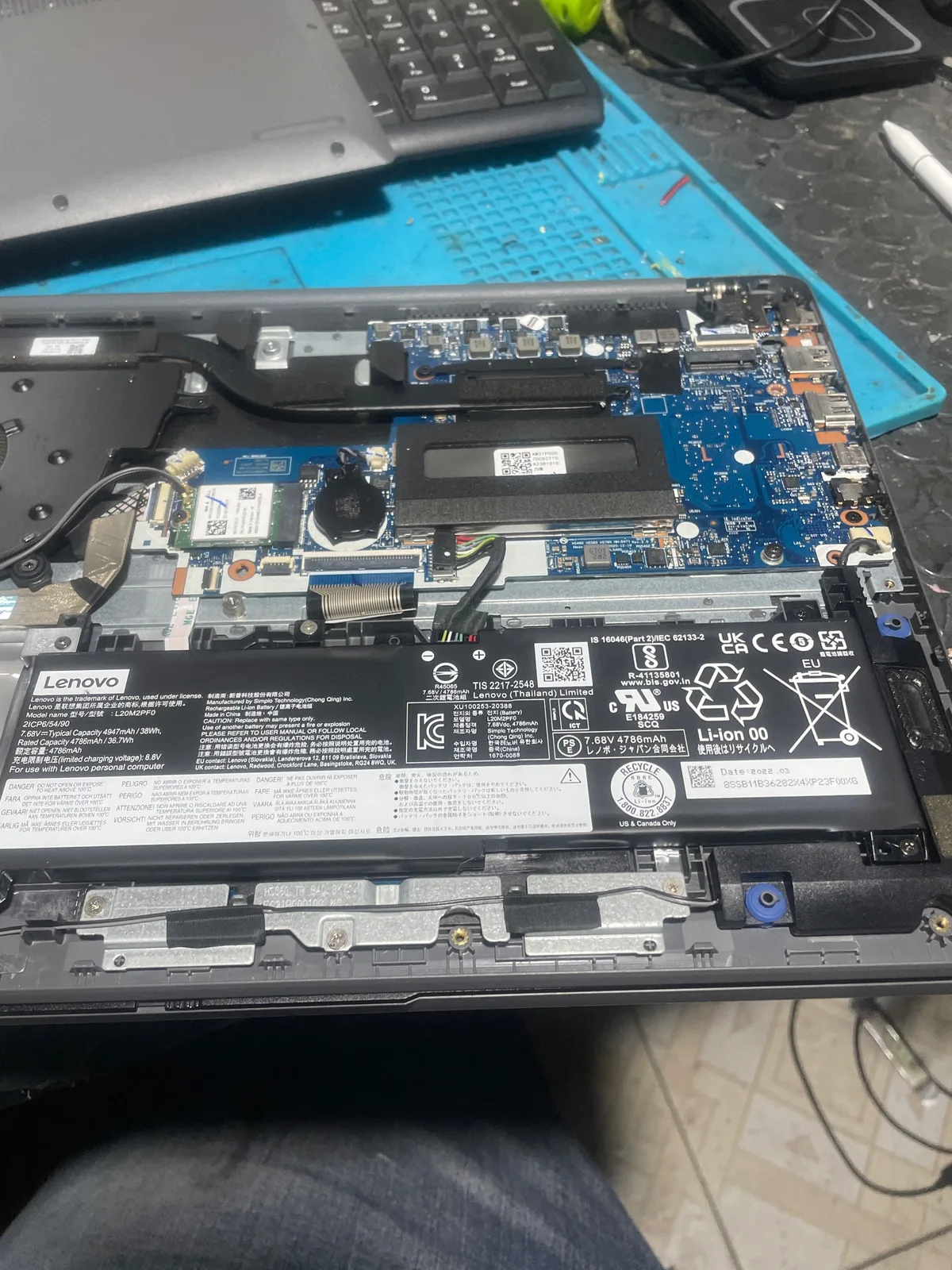 Lenovo IdeaPad 3 — Bisagra izquierda desprendida — Ciselaptop Oaxaca