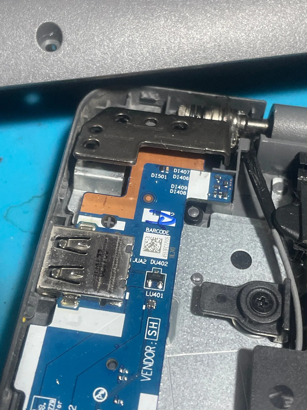 Lenovo IdeaPad 3 bisagra izquierda — Reparación tapa Oaxaca | Ciselaptop